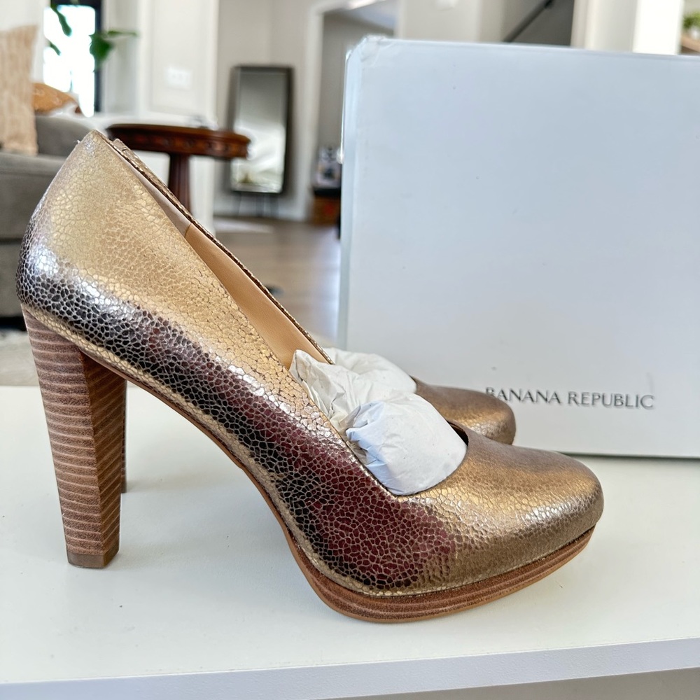 BANANA REPUBLIC Leather Embossed Heeled Pumps, Taupe, Size 8.5, NWB